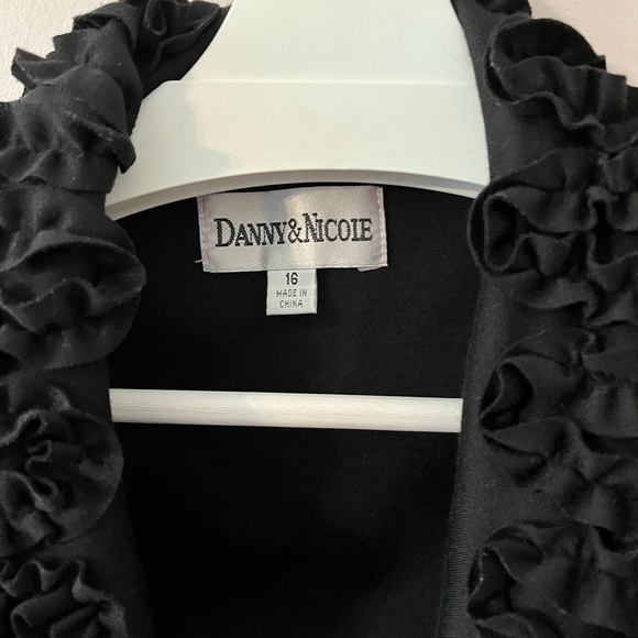 Black long with flower collar buttons up the front, stylish - Picture 1 of 6